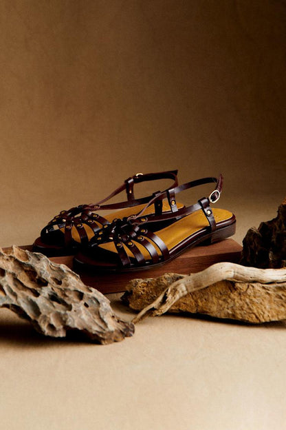 Gilbia - Sandalias Tachuelas Metálicas y Aberturas en Marrón Oscuro para Verano