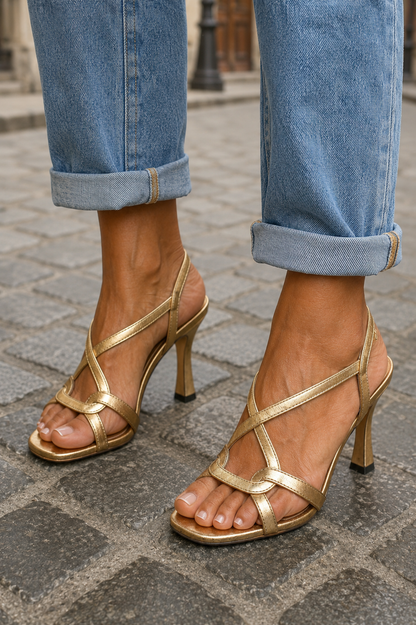 Estíbaliz Tacones Dorados Metálicos con Tiras Cruzadas para Verano