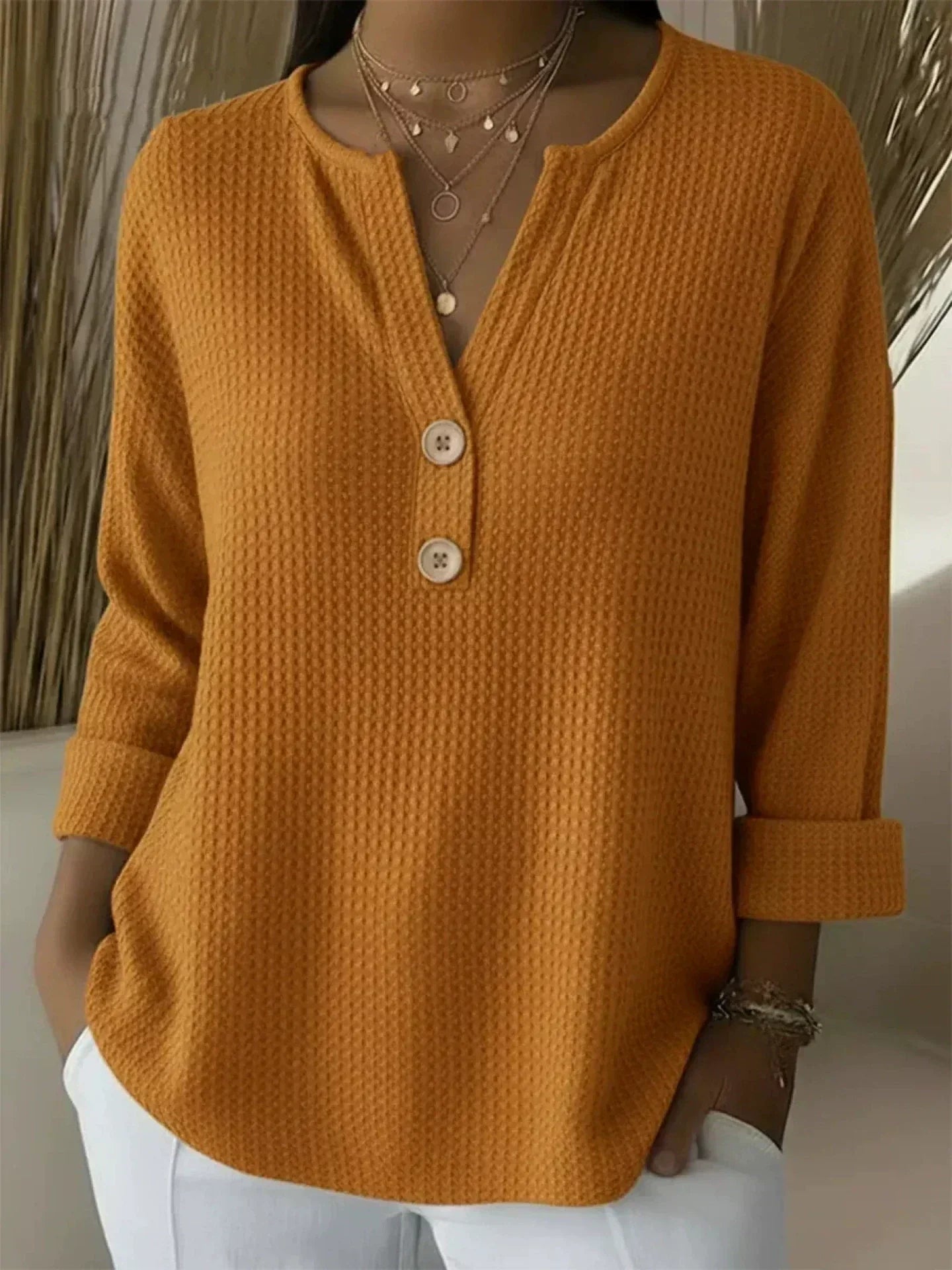 Lucía | Camiseta Henley Gofrada con Botones
